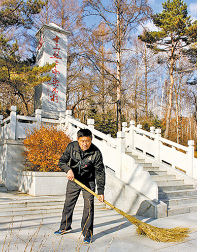 Voluntary grave-keeper in Jilin