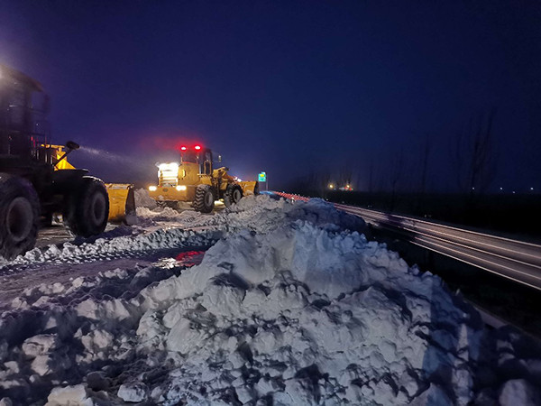 Jilin province clears roads after heavy snowfall