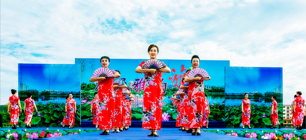 Festival in Jilin features 1,000-person qipao show